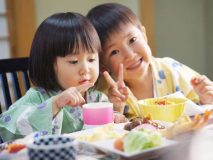□お子様には、大人に準じた（数品少ない程度の）お料理、または、お子様ランチをご用意いたします