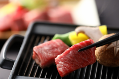 □【彩の料理 一例】目の前の鉄板でジュワ～、お好みの焼き加減でどうぞ