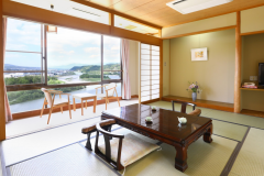 □【天竜川眺望和室】大きなガラス窓から真正面に、雄大な天竜川と南アルプスを望むお部屋