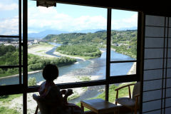 □間近に見える雄大な天竜川の流れと、南信州の四季折々の景色。一軒宿だからこその眺望をお楽しみください