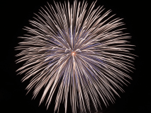 □「水神橋納涼花火大会」打上げ場所は当館の目の前！特等席の立地の当館で大迫力の花火をご堪能ください。