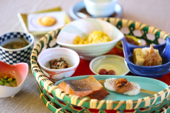 □【朝食】信州の恵み豊かなご朝食。彩り良い籠盛りは、信州の美味しいご飯によく合う逸品の数々
