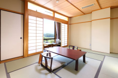 □【山並み眺望和室】天竜川の下流から南信州の丘陵地の方角のお部屋（主に丘陵や住宅街の眺めとなります）