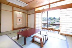 ■【山並み眺望和室】天竜川の下流から南信州の丘陵地の方角のお部屋（主に丘陵や住宅街の眺めとなります）
