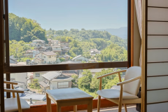 □【山並み眺望和室】天竜川の下流から南信州の丘陵地の方角のお部屋（主に丘陵や住宅街の眺めとなります）