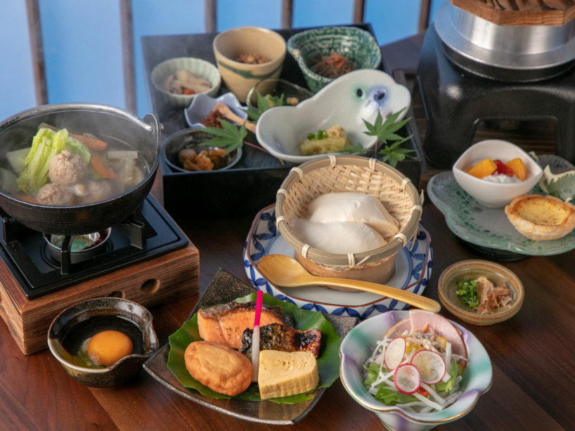 【新館／朝食】手作りのさつま揚げや黒さつま鶏のつみれ汁、釜飯などが付いた和定食です／写真は一例
