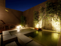 【客室の露天風呂＆寝湯】寝転んで温泉に浸かることが出来る寝湯が付いたお部屋もございます／一例