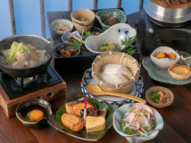 【新館／朝食】手作りのさつま揚げや黒さつま鶏のつみれ汁、釜飯などが付いた和定食です／写真は一例