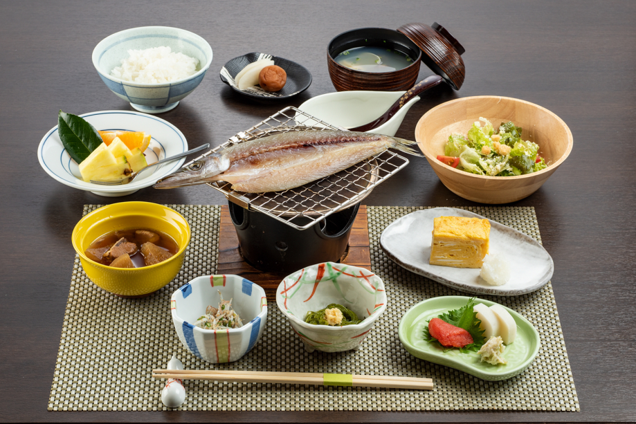 朝食の干物はかます・金目鯛・アジからが選べるます（イメージ）