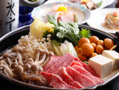 料理長特製の割り下が決め手の飛騨牛すき焼き。公式オンラインショップでも取り扱いがある、ファンが多い一品です。