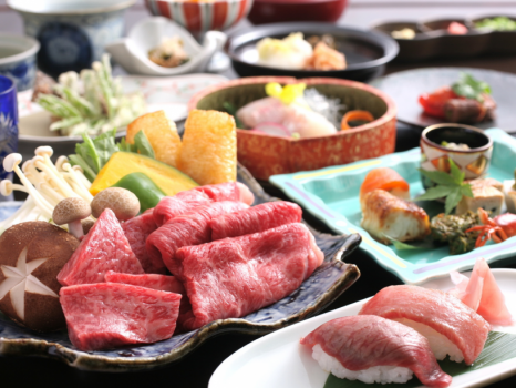 地元ブランド牛・飛騨牛のA4等級以上のお肉を厳選して使用。“焼肉＆しゃぶしゃぶ”でお楽しみいただける「游山鍋」です。