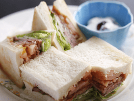 洋朝食は、飛騨牛ローストビーフサンドウィッチのセットメニューです。朝は軽めに召し上がりたい方におすすめ。