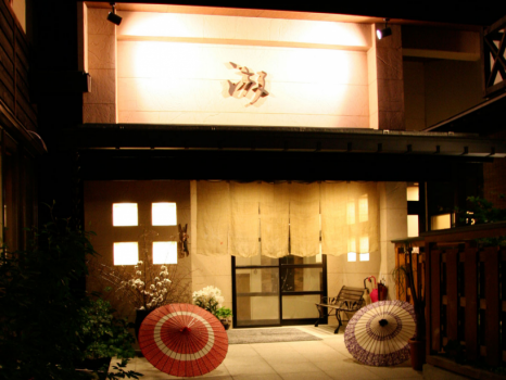 1900年創業の呉服屋からスタートした当館。長年のご愛顧、誠にありがとうございます。 1900年創業の呉服屋からスタートした当館。長年のご愛顧、誠にありがとうございます。