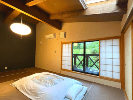 新館メゾネットの2階部分は寝室となっております。お布団でお休みいただくため、小さいお子様がいらっしゃるご家族の方にも人気のお部屋です。天窓からは晴れた日には星空を望むことができます。