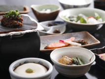 和朝食は、朴葉味噌や炊きたてのご飯、お味噌汁、手作りの小鉢など。朝はしっかり食べたい方におすすめです。