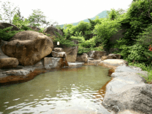 巨石に囲まれた露天風呂。四季折々の自然と、晴れた夜には満天の星空をお楽しみいただけます。