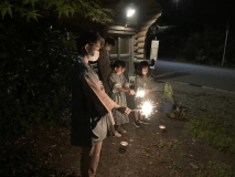 夏の風物詩といえば花火♪お子様はもちろん、大人の方も思わず童心に帰ります。 夏の風物詩といえば花火♪お子様はもちろん、大人の方も思わず童心に帰ります。