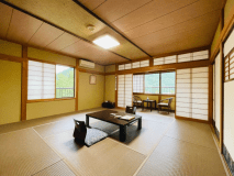 本館12.5畳の和室。シンプルな落ち着きのあるお部屋です。