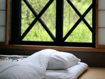 メゾネット2階寝室。居間でゆったり寛いだ後、片付けを気にせずお休み頂けます。