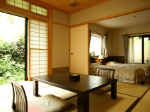 露天風呂付・新館和洋室。段差が少ない造りでご高齢の方も安心です。