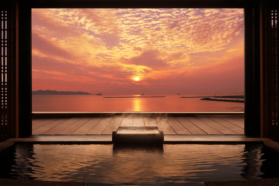 【貸切展望風呂】目の前の「鏡ヶ浦」と季節毎の景色をお楽しみいただけます