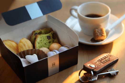 客室には、当社の製菓部門「パティスリーsolennel」特製のスイーツBOXをご用意しております