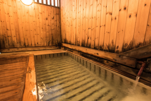 【湯めぐり／川原湯共同浴場】小ぢんまりした、温泉情緒あふれる浴場。風呂の底から蔵王温泉が湧き出る
