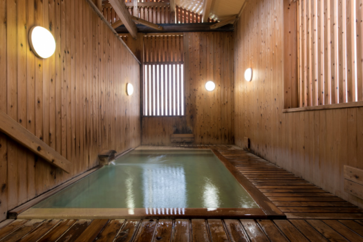 【湯めぐり／上湯共同浴場】蔵王温泉の中心部、温泉神社の鳥居前にある浴場。ホテルから徒歩10分程