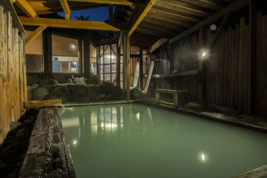 【露天風呂】夜の葉がくれの湯