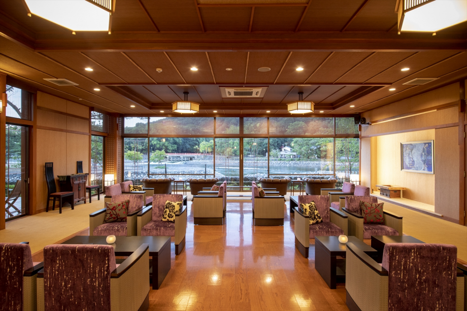 美しい宇治川の流れを眺めながらロビーでごゆるりとご寛ぎ下さい。 美しい宇治川の流れを眺めながらロビーでごゆるりとご寛ぎ下さい。