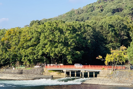 (客室からの景色)美しい宇治川の流れを眺めながらごゆるりとご寛ぎ下さい。※客室からの景色一例