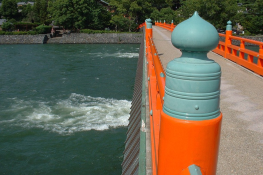 （朝霧橋）宇治の風景を華やかにする朱塗りの橋※画像はイメージ