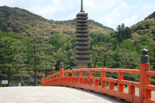 （喜撰橋）朱色のアーチ型の橋です。渡ると十三重の石塔が建っております※画像はイメージ