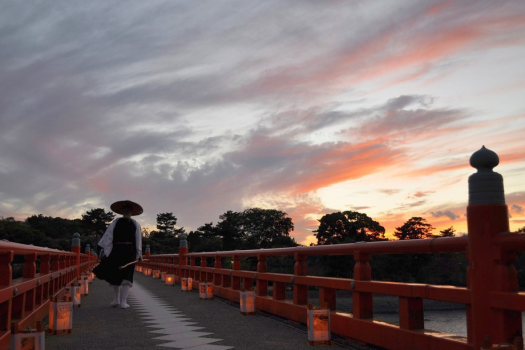 （夕暮れの朝霧橋）宇治の風景を華やかにする朱塗りの橋※画像はイメージ