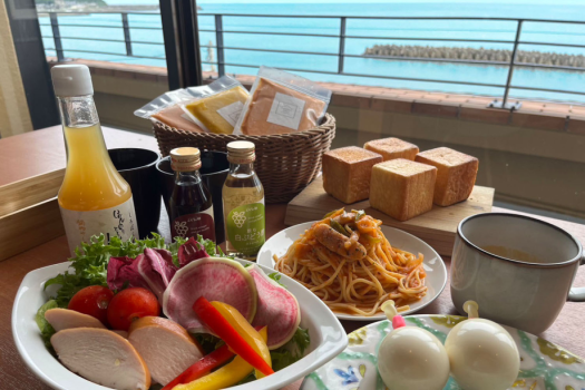 【1泊朝食付】朝海を見ながらその日のおすすめ「海鮮丼」orお部屋で楽しむモーニングからセレクト！スパ＆サウナを楽しもう＞