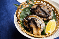 新鮮な大ぶり活鮑を贅沢にご用意。