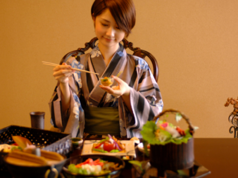 器ひとつひとつに盛られた“美しく美味しい宝石たち”が、舌を「幸福」へと導きます――。