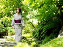 好きな浴衣を選んで、気の赴くままに庭園をぶらり。四季を彩る緑が、こころをなでるよう――。