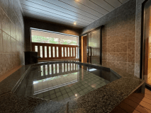 2024年3月リニューアル♪光と直線をテーマに、ゆったりとカウチソファに腰かけながら映画鑑賞などが可能なプロジェクターなど、お客様に快適にお過ごしいただける趣向を凝らしました。ぜひお楽しみください。