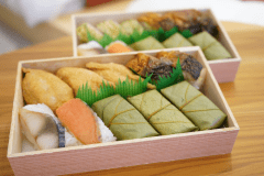 平宗様『柿の葉寿司・鯖寿司・いなり寿司』
※季節や仕入れの関係で、写真とは内容が異なる場合がございます。