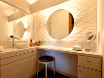 【こごみ】寝室隣のパウダールームは鏡や蛇口もあり、女性に大変人気です。