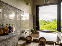 【あけび】客室やお風呂からは由布岳を眺望いただけます。