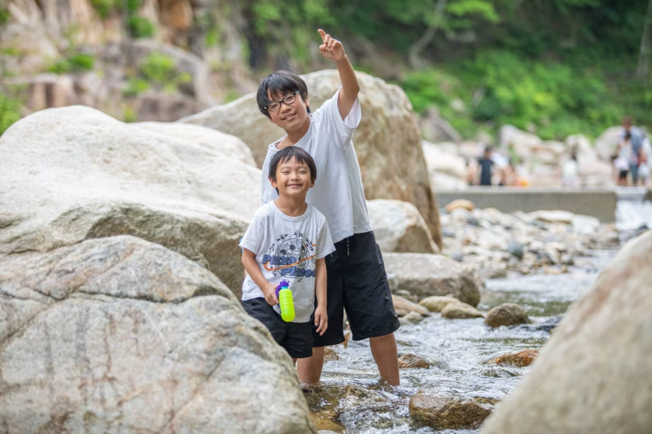 あぶくま荘周辺には、川遊びスポットの不動尊公園も。水遊びを存分に楽しめます！
