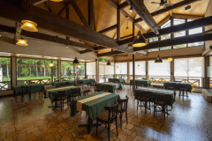 【レストラン】大きな窓から光が差し込むレストラン。 森の香り感じる店内で、和食の職人が紡ぎだす鮮やかな料理の数々をお楽しみください。