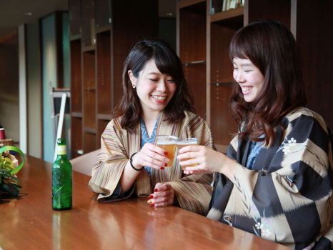 彦根城を望むライブラリーラウンジには湯上りドリンクをご用意。