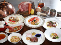 近江牛フィレ、伊勢海老、アワビ、タラバ蟹、ズワイ蟹など贅を尽くした近江牛鉄板焼の「プラチナディナー」