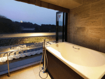 半露天風呂付スーペリアツインルーム／彦根城を眺めながらの入浴をお楽しみください。