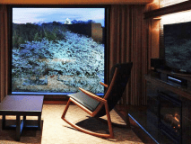 スーペリアツインルームのリビングにはロッキングチェアと暖炉を備え、落ち着きのある空間が広がります。