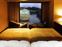 キャッスルビューツインルーム／大きな窓から眺める城郭を借景に、ゆったりとおくつろぎください。