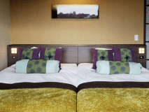 スタンダードツインルーム／全面ガラスの窓から彦根の借景を眺めてのんびりお過ごししていただけます。